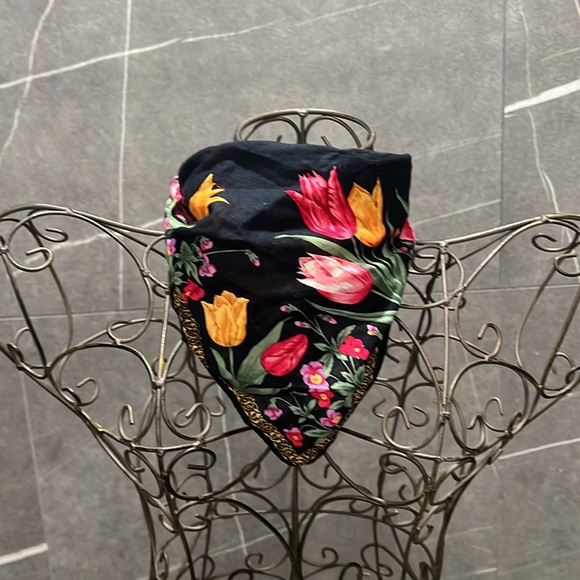 Armando Caruso scarf - black with flowers print - Picture 5 of 5